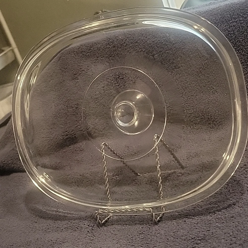 Pyrex replacement lid only DC-11/2-c small chip in picture